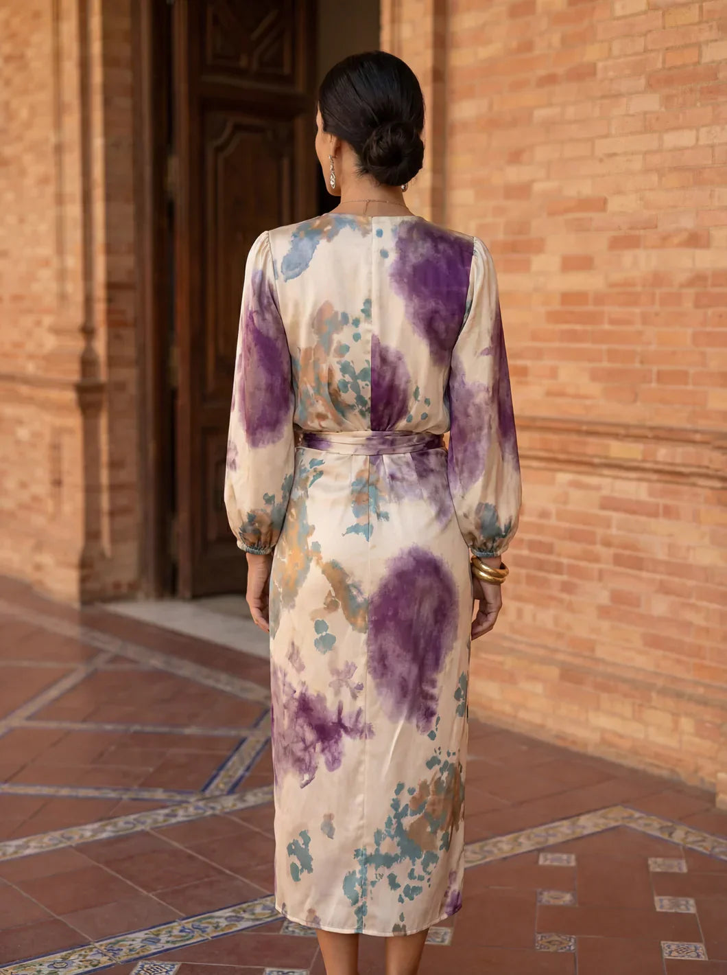 Luna - Elegant Dress with a V-neck