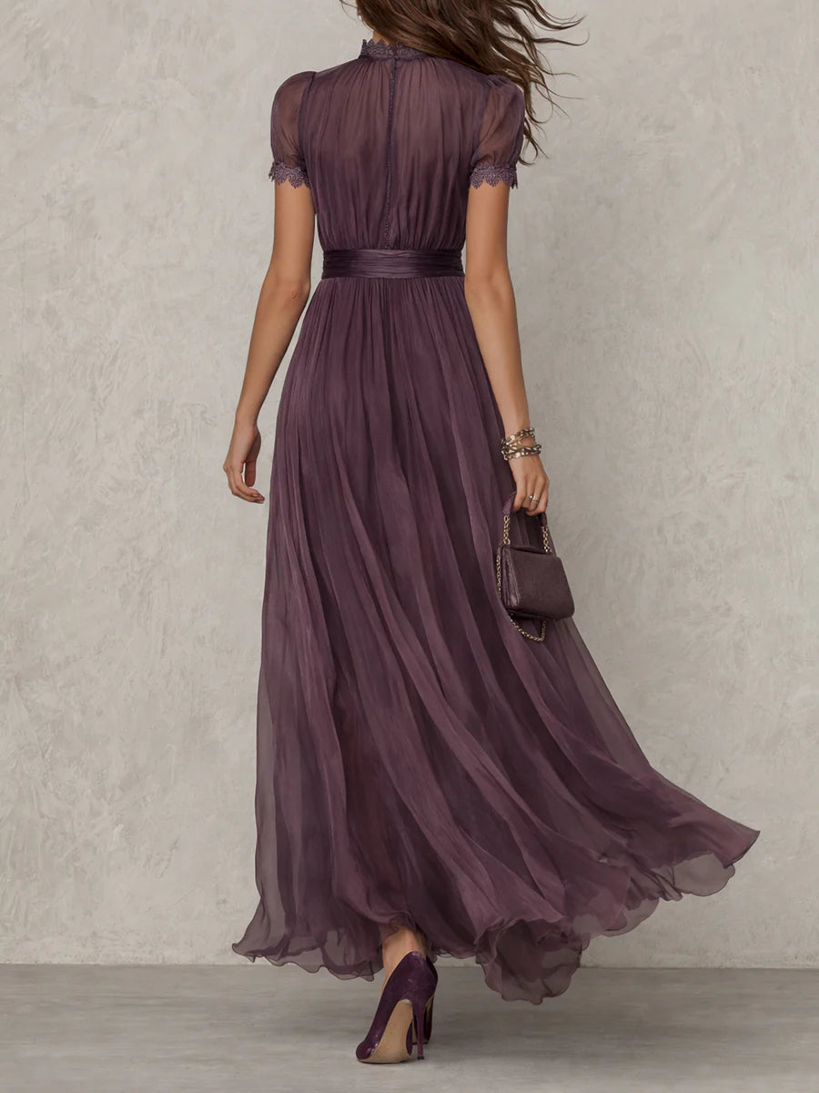Megan | Elegant Chiffon Maxi Dress with Vintage Lace Details viola con scollo a goccia e bordo in pizzo di chiffon